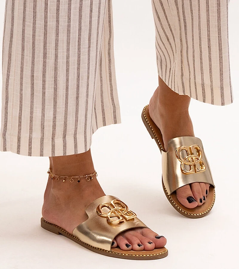 Arany papucsok, Perkin csattal díszítve