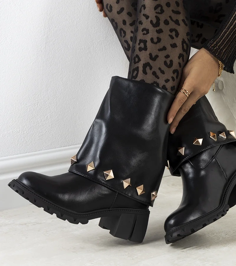 Fekete szegecses bokacsizma Rezen