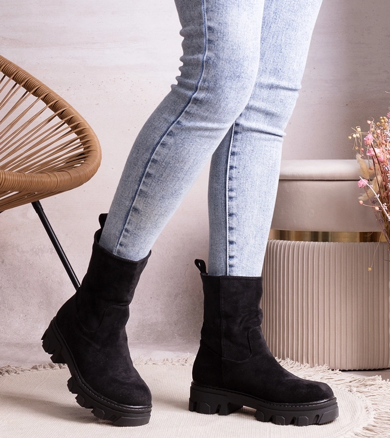 Eleonira fekete szarvasbőr bokacsizmája