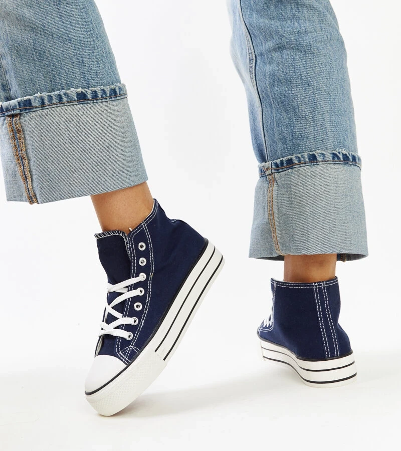 Bagy vastag talpú, sötétkék magas tornacipő