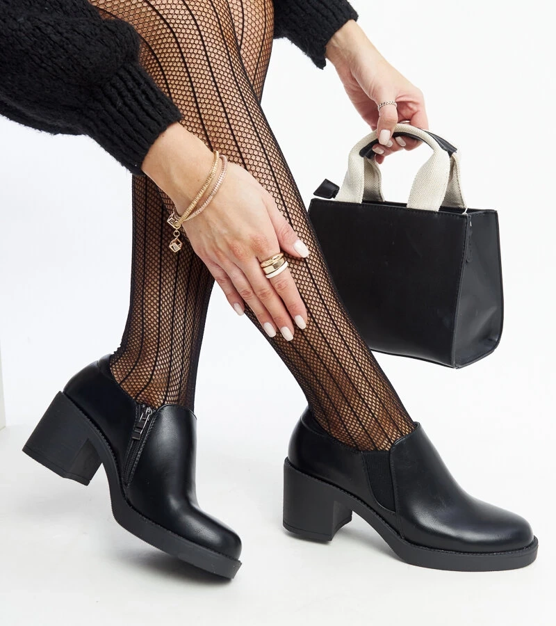 Lavia magas sarkú fekete cipő