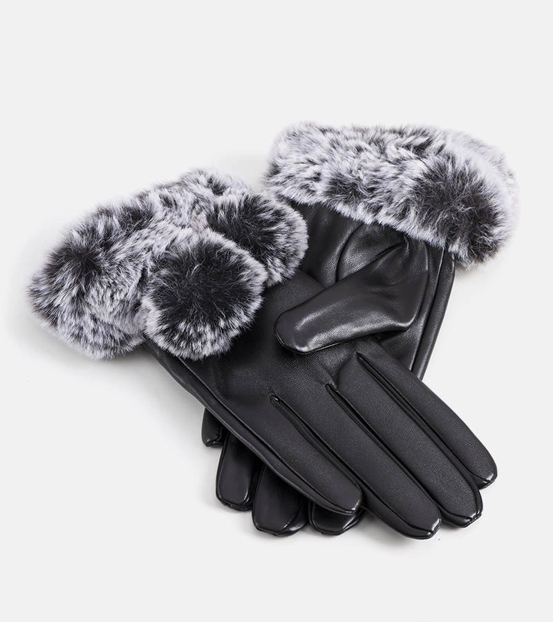 Fekete melegített kesztyűk Prága dobozzal