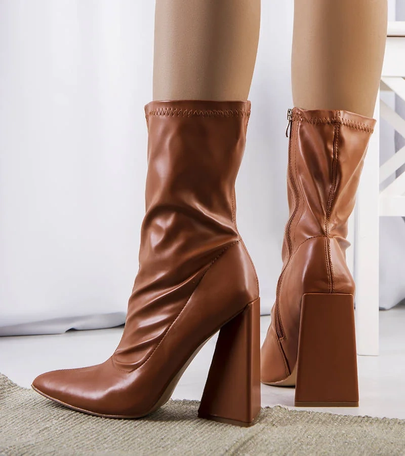 Barna sarkú csizma Denisának