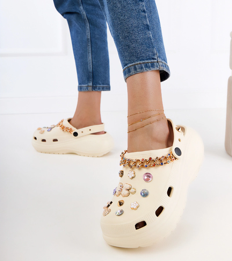 Bézs zárt papucsok díszekkel Lelila