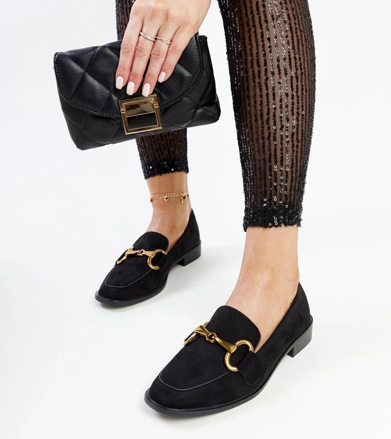 Gibarti csatokkal ellátott fekete mokaszinok