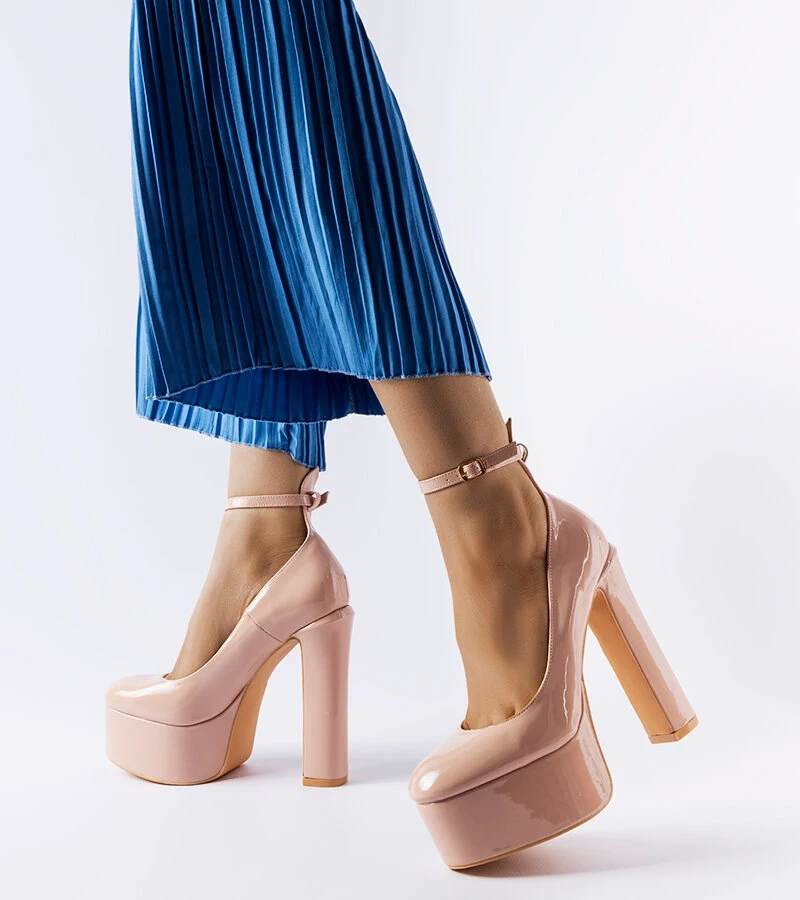 Barna lakkozott magassarkú cipő Colle