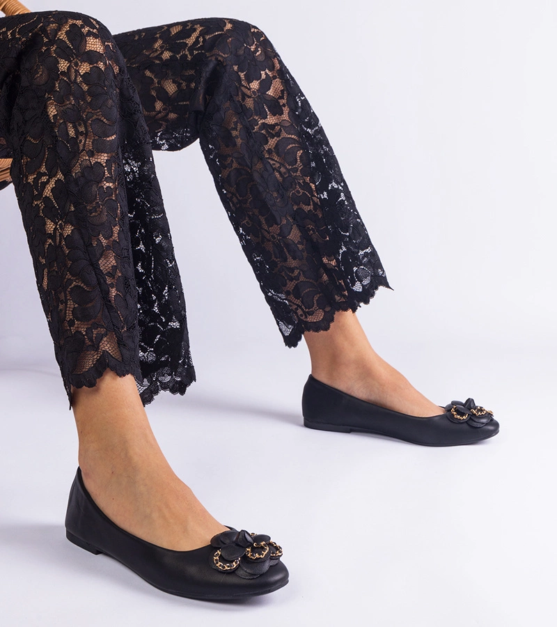 Fekete balerinacipők virágdíszítéssel America