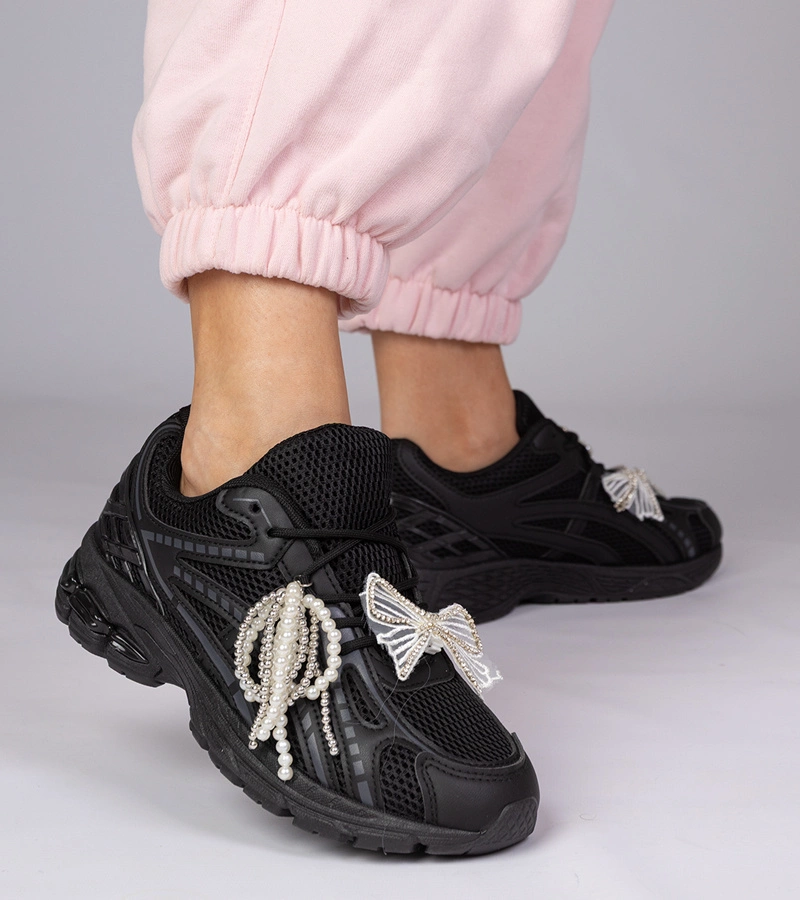 Fekete tornacipő levehető díszekkel Lekrus