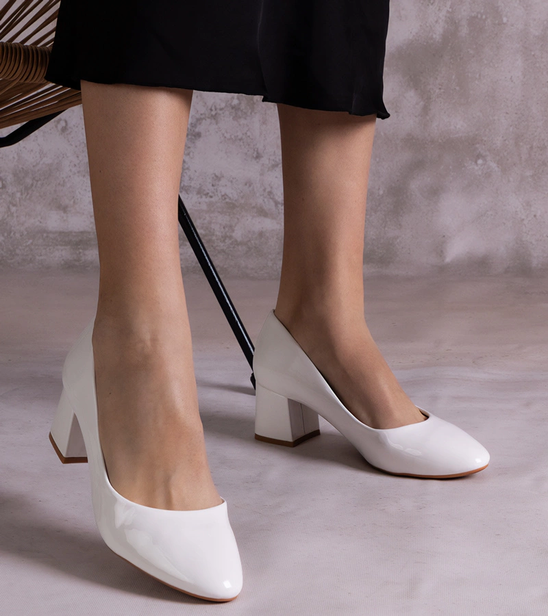 Fehér lakkozott sarkú cipő Linaka