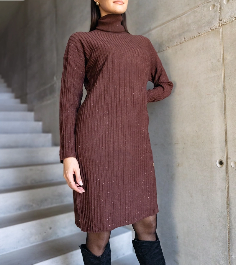 A Kusama mintás, fénylő barna midi ruha garbóval.