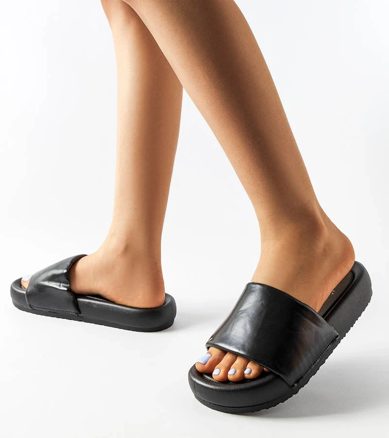 Fekete platformos szandál Franco