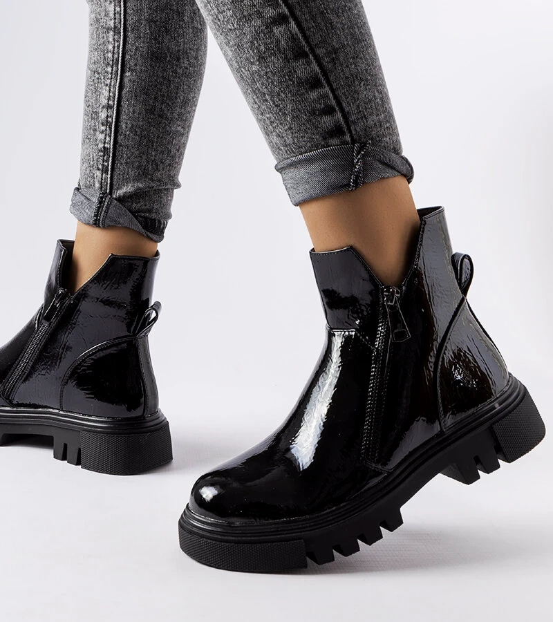 Fekete lakkozott bélelt bokacsizma Ritte