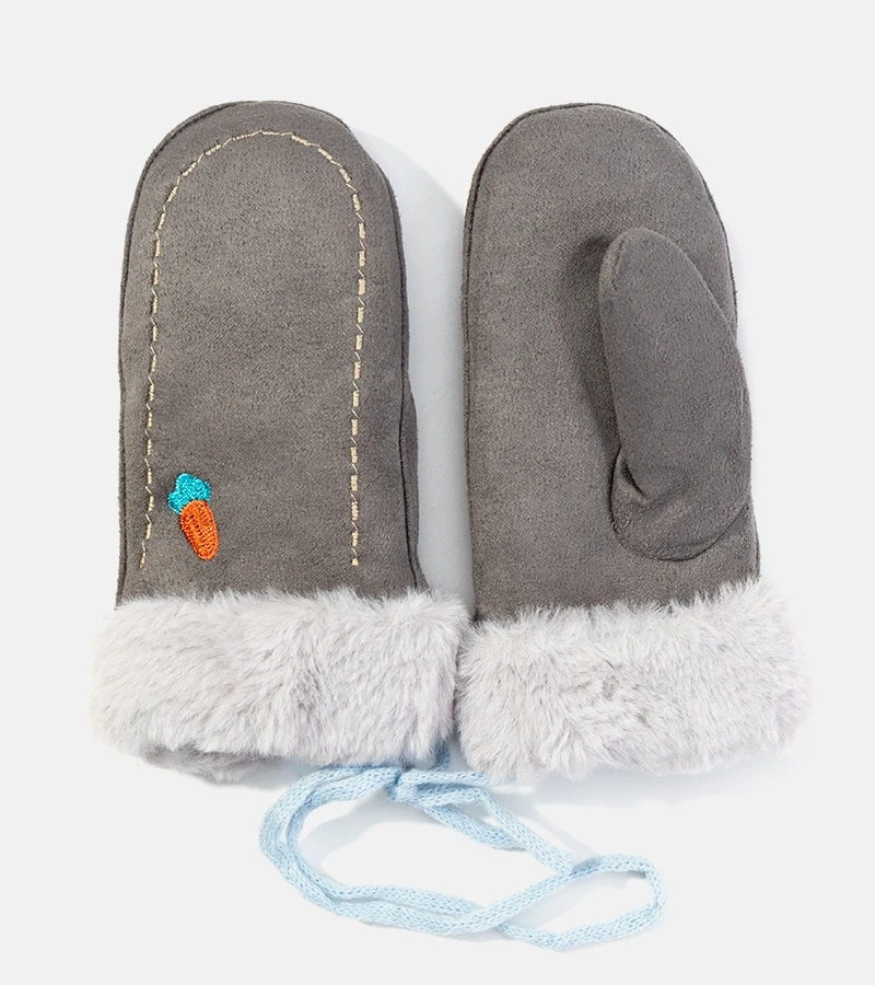 Szőke gyerek sárgarépa kesztyűk