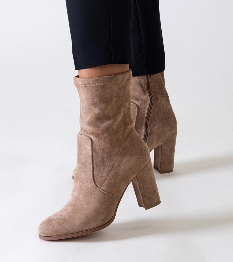 Beige, magas sarkú, eco-zsámbékos Haner csizma.