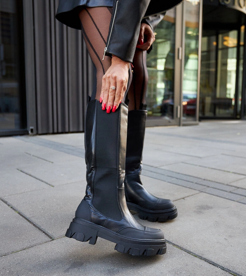 Fekete masszív csizma Barrios talppal