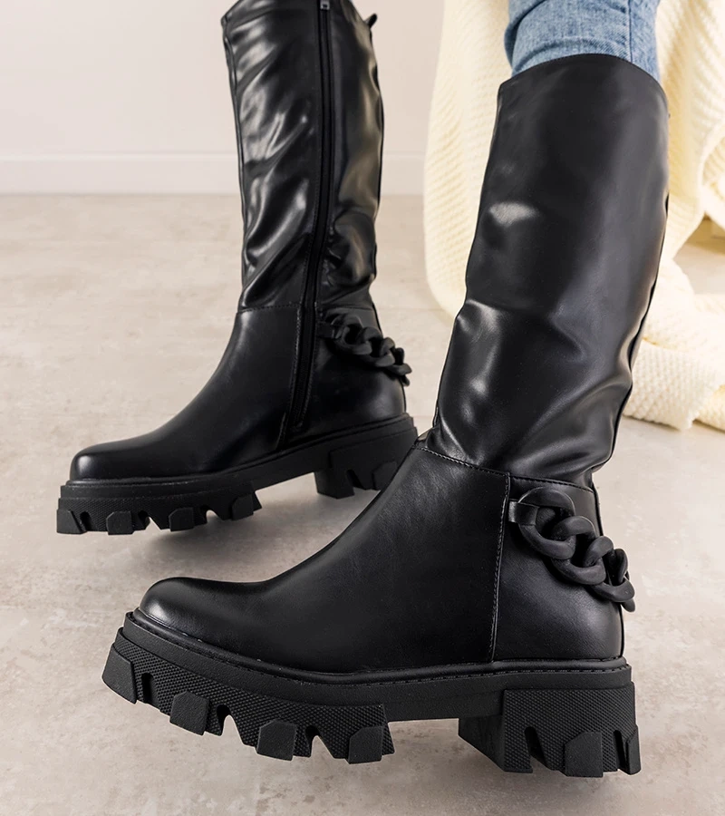 Fekete bokacsizma Coniak láncos