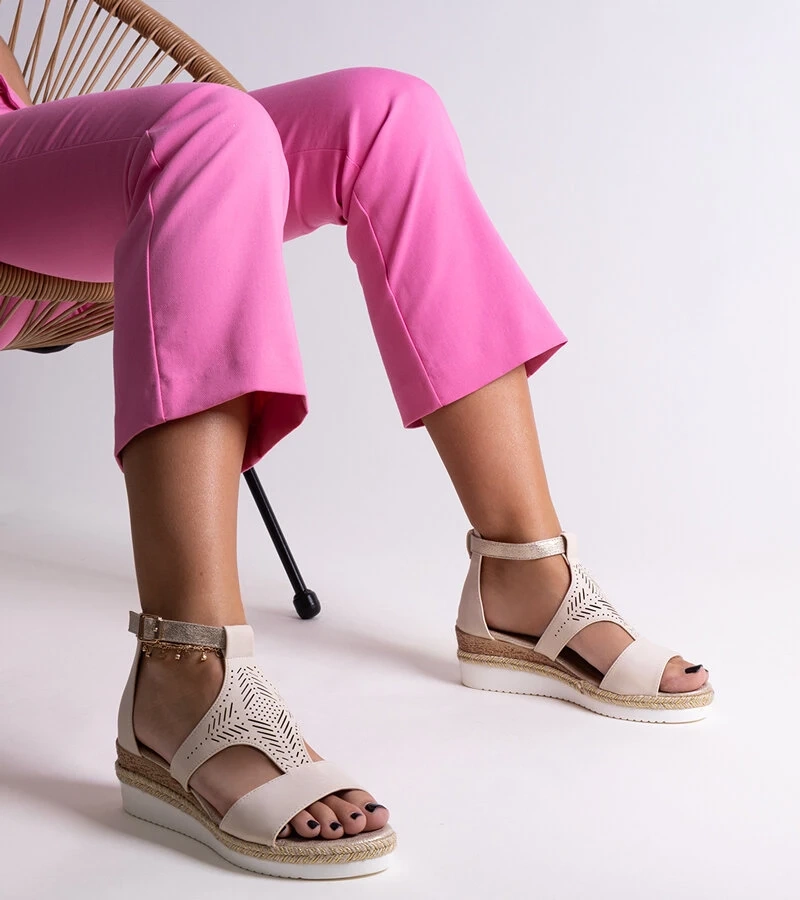 Tiuma bézs színű alacsony platformos szandál