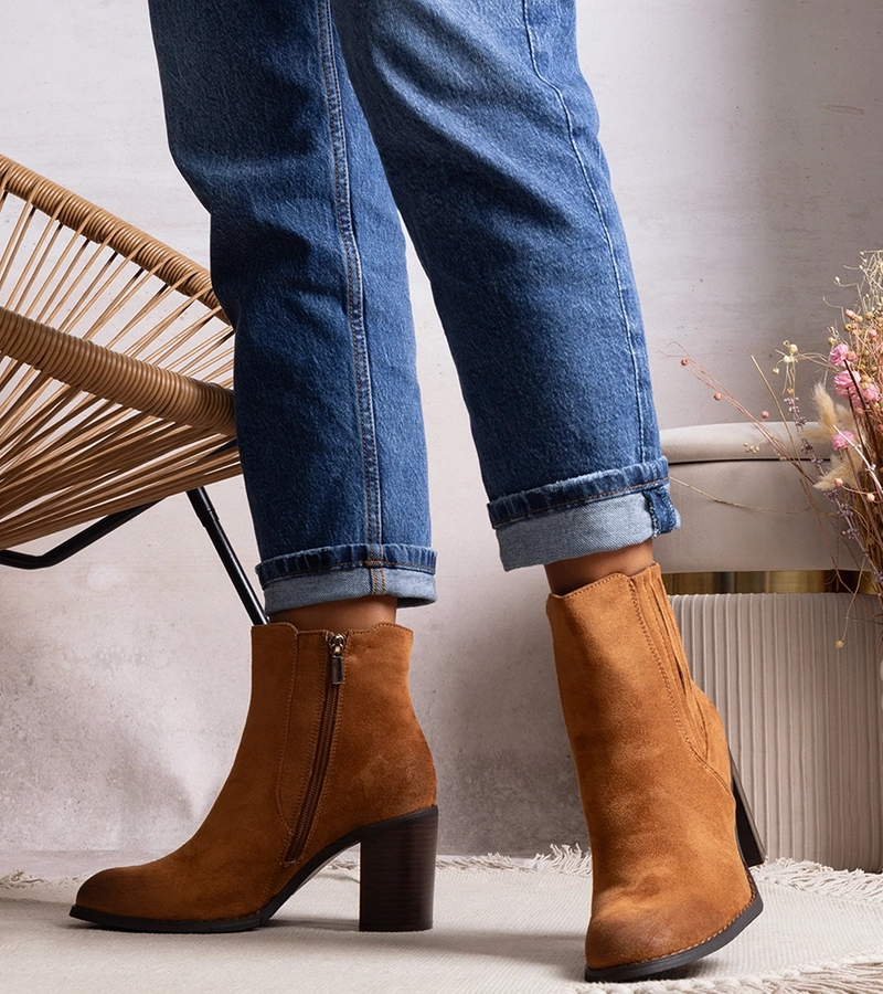 Brązowe botki na słupku Fikriya po węgiersku to: **Fikriya barna, tűsarkú csizma**.