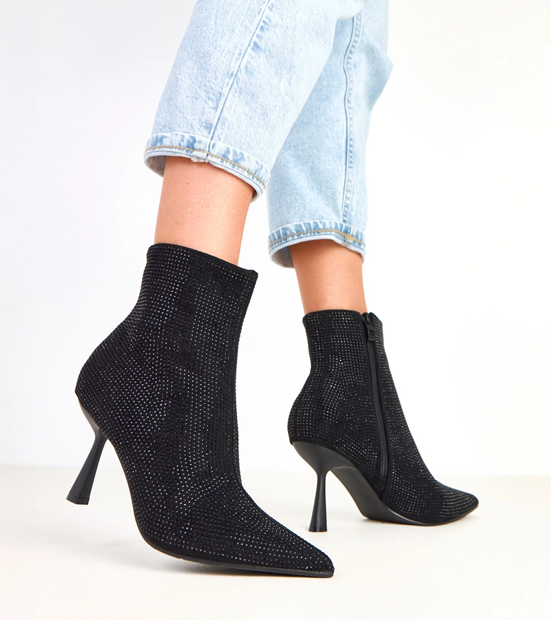 Fekete tűsarkú bokacsizma cirkóniával díszítve Alica