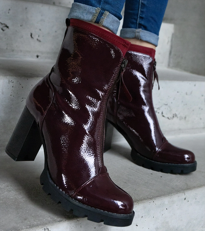 Bordó lakkozott bokacsizma oszloppal díszítve Tiri csattal