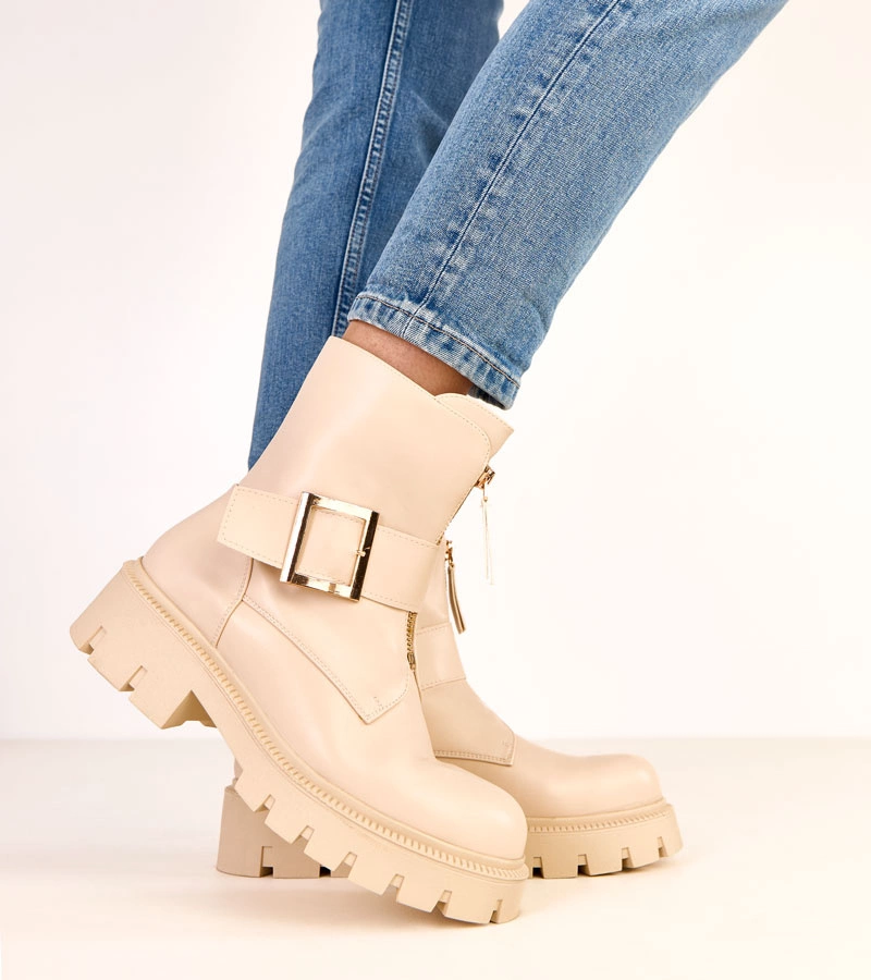 Bézs platformcsizmák díszes csattal Dera