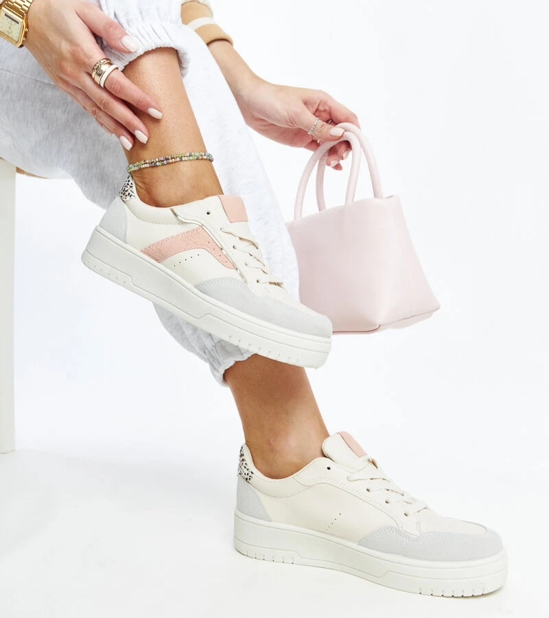 Waldának fehér platformos tornacipői