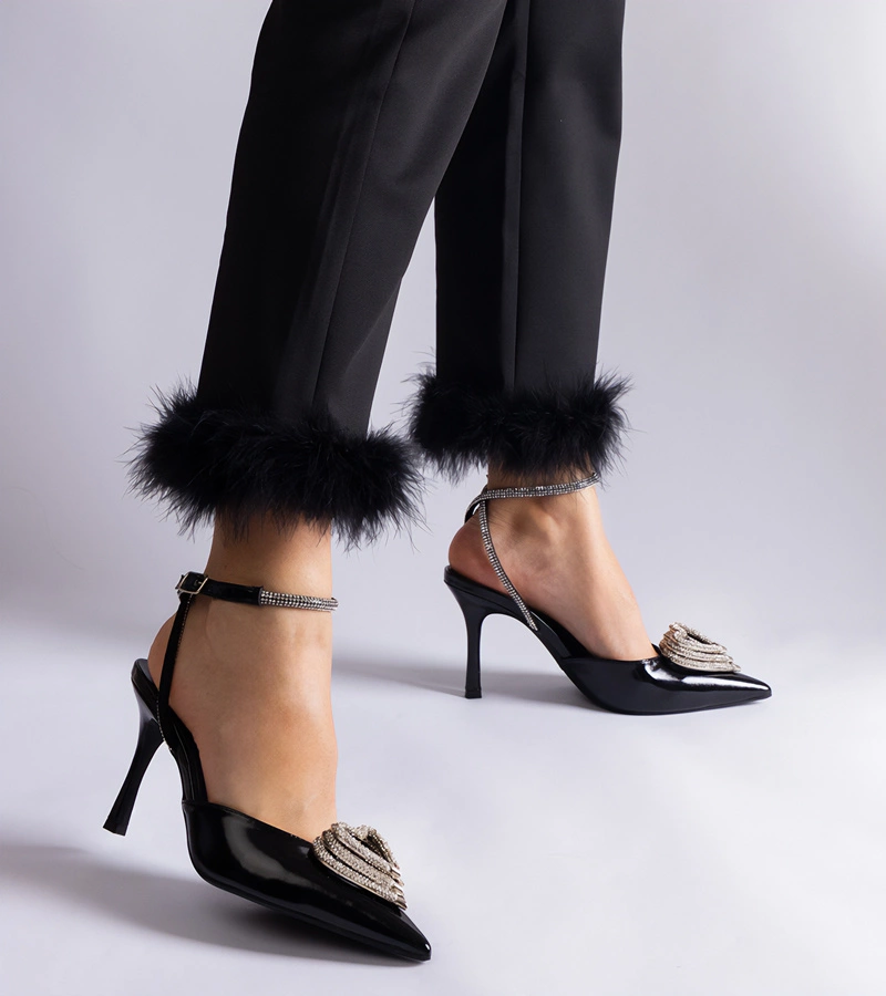 Isoda strasszos, nyitott sarkú fekete tűsarkú