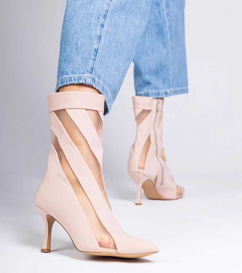 Ewelines szatén bézs bokacsizma hálós tűsarkúval