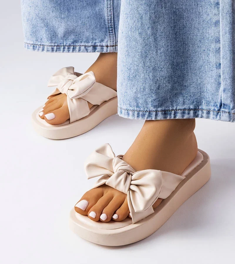 Edvard nevű termék nevének lefordítása magyarra:

Edvard masnival díszített bézs platform papucs