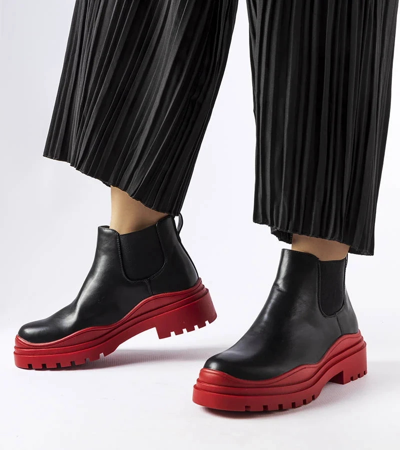 Fekete bokacsizma színes platformon Marinone