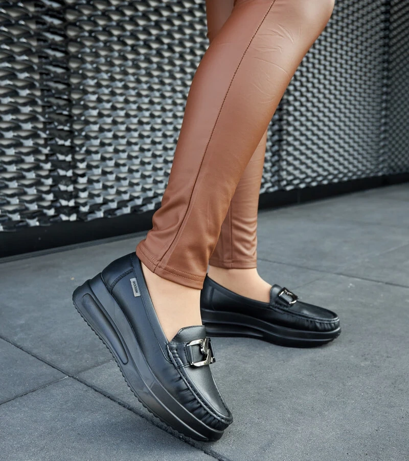 Fekete platformos bokacsizma csattal Vigolo