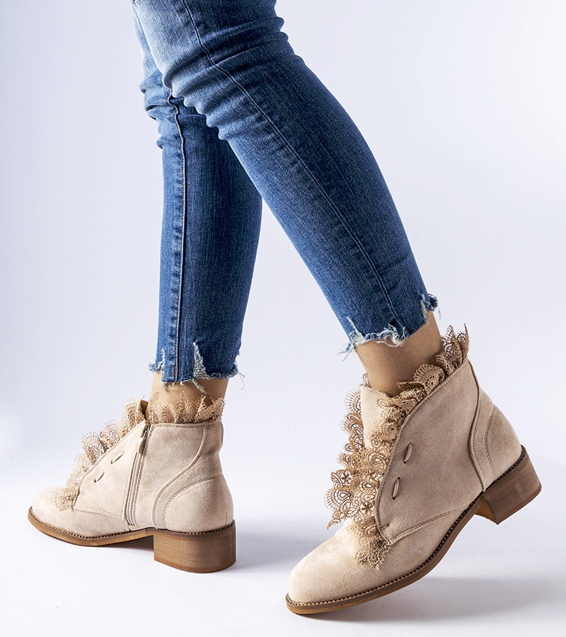 Belviglieri cirkóniával és csipkével díszített bézs bokacsizma