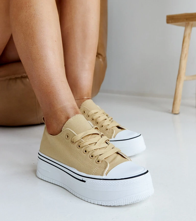 Bahirának sötétbézs színű, vastag talpú tornacipői