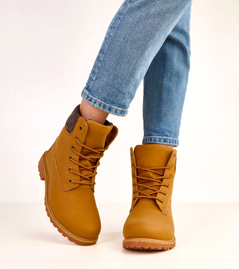 Matt felületű barna bakancs Alicia