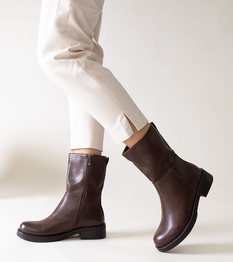 Brązowe klasyczne botki z eko skóry Atiena po węgiersku to: **Barna klasszikus bokacsizma, eko bőrből, Atiena**.