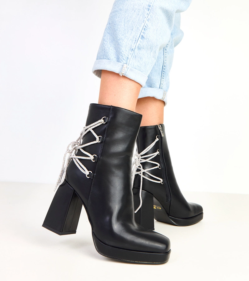 Cirkóniákkal díszített oszlopos fekete bokacsizma Nancy