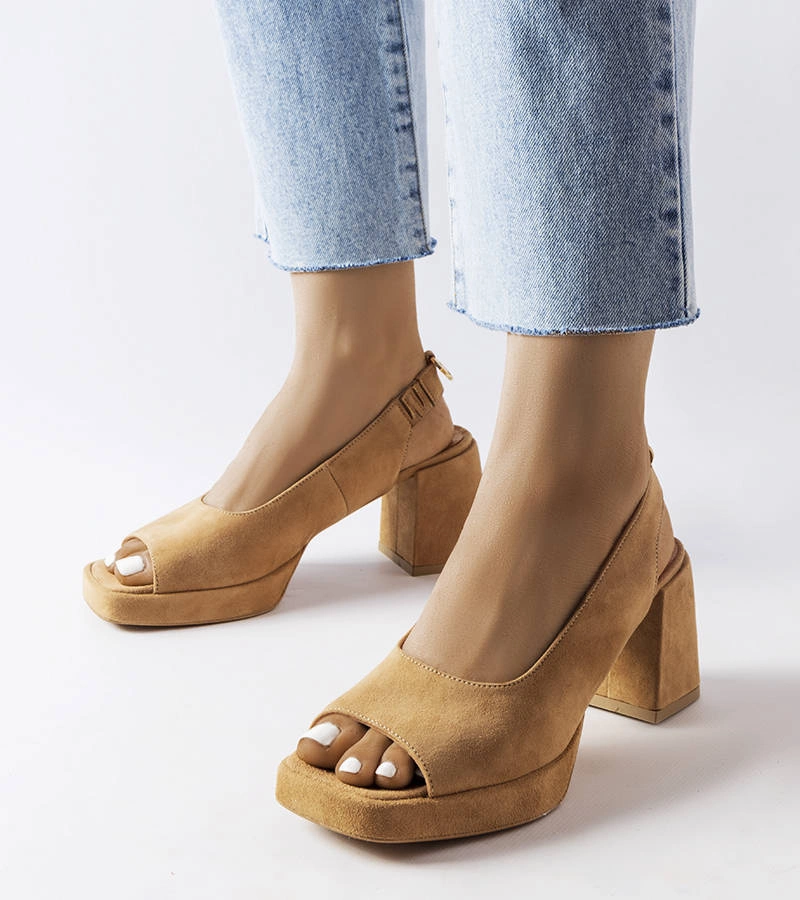 Karino vörös bársony szandál talppal