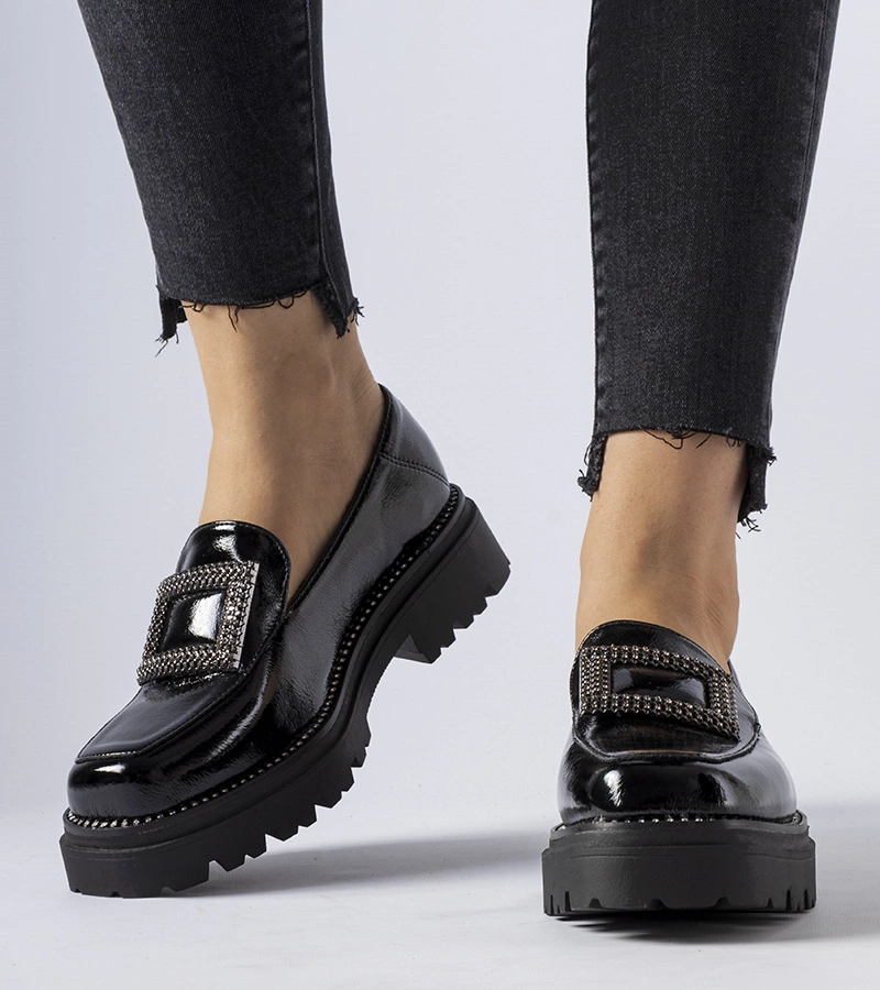 Fekete lakkos mokaszin cirkóniadíszekkel, Clarks