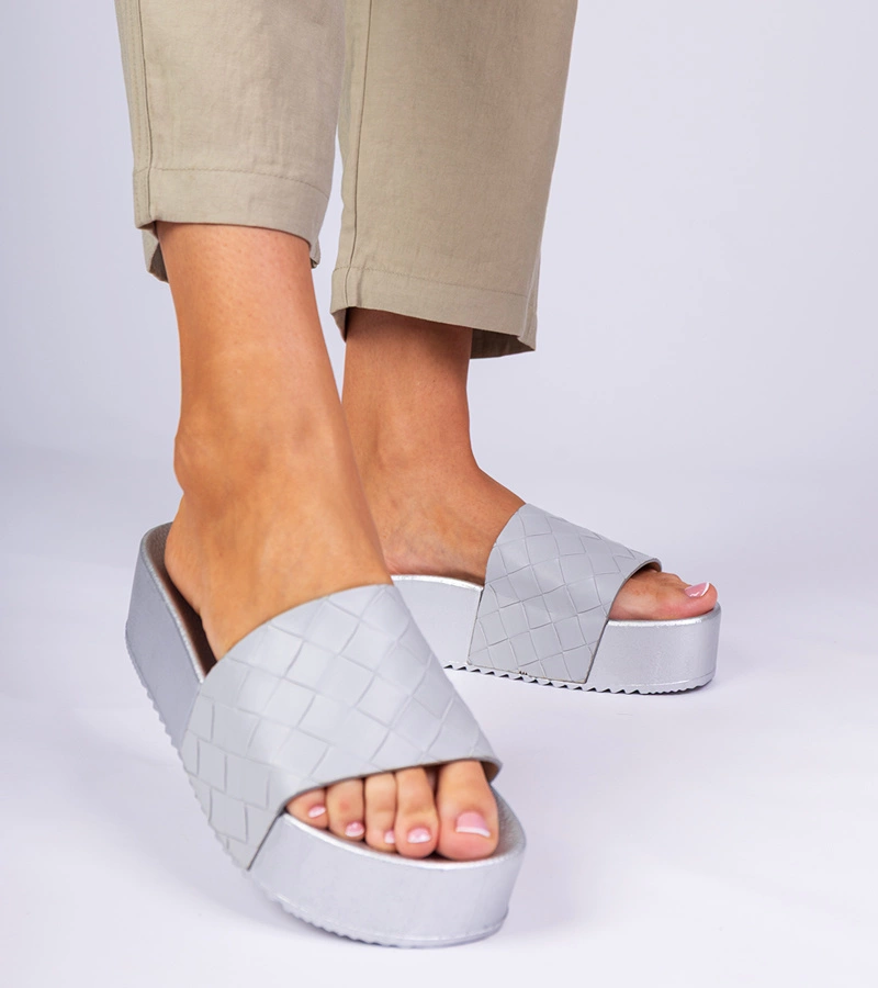 Kelisa domborny szürke papucs