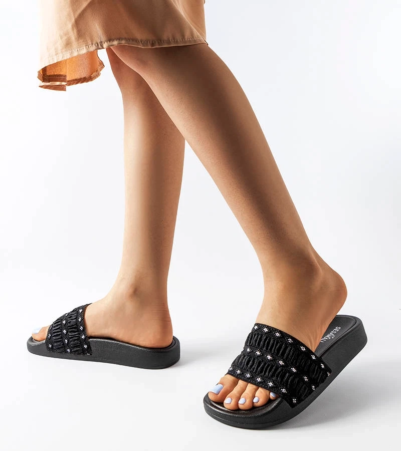 Ernest által díszített fekete papucsok