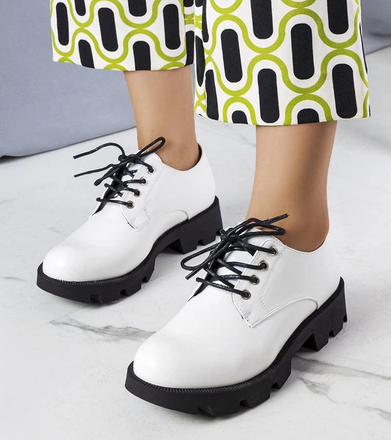 Fehér vastag talpú Josephine félcipők