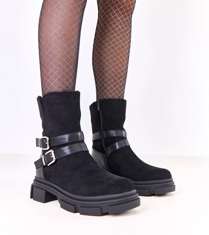 Fekete, bélelt bokacsizma csatokkal díszítve Lulisa