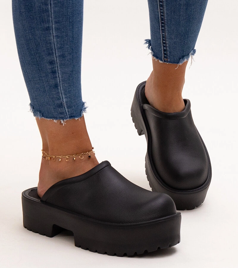 Fekete papucs masszív talppal Hussa-tól