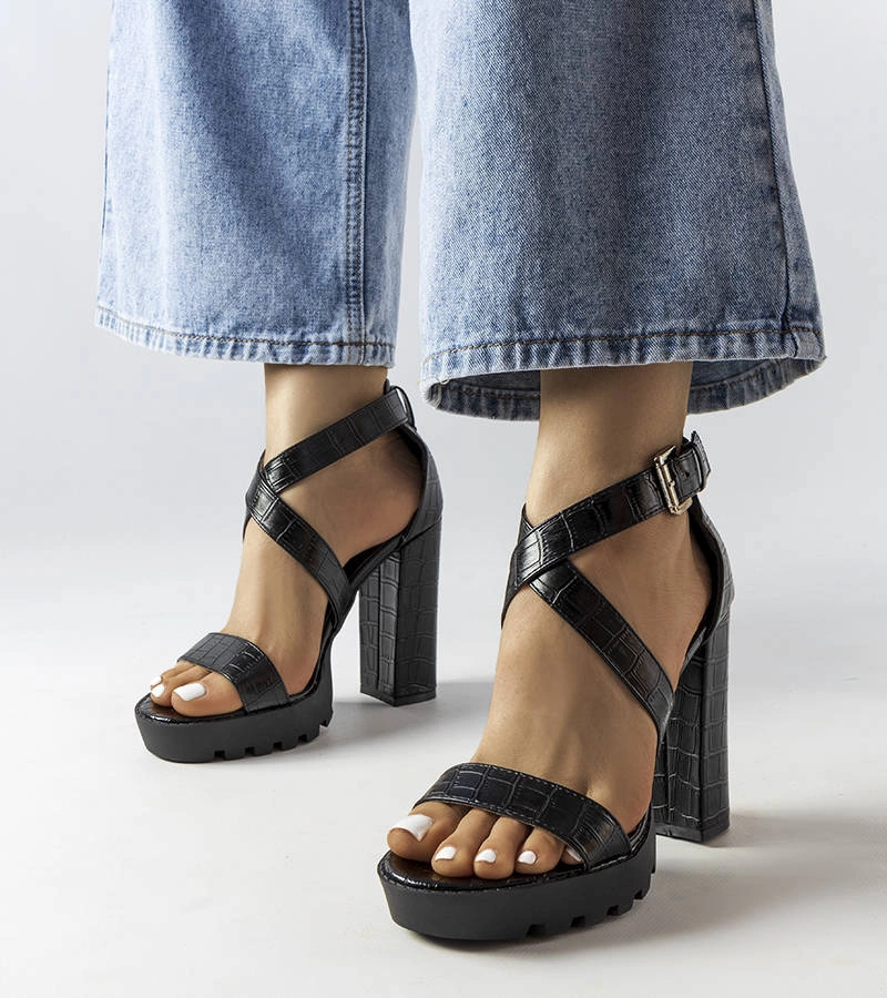 Fekete magas sarokkal rendelkező szandál Trépanier