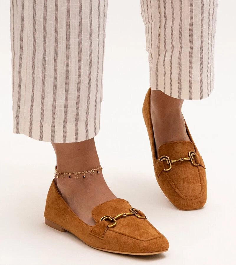 Barna csatokkal ellátott Zamari mokaszinok