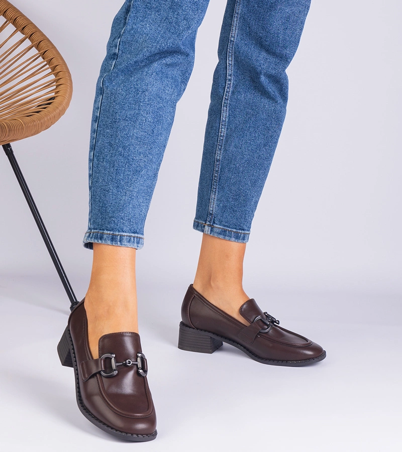 Sopolino fémes díszítésű női barna magassarkú félcipő