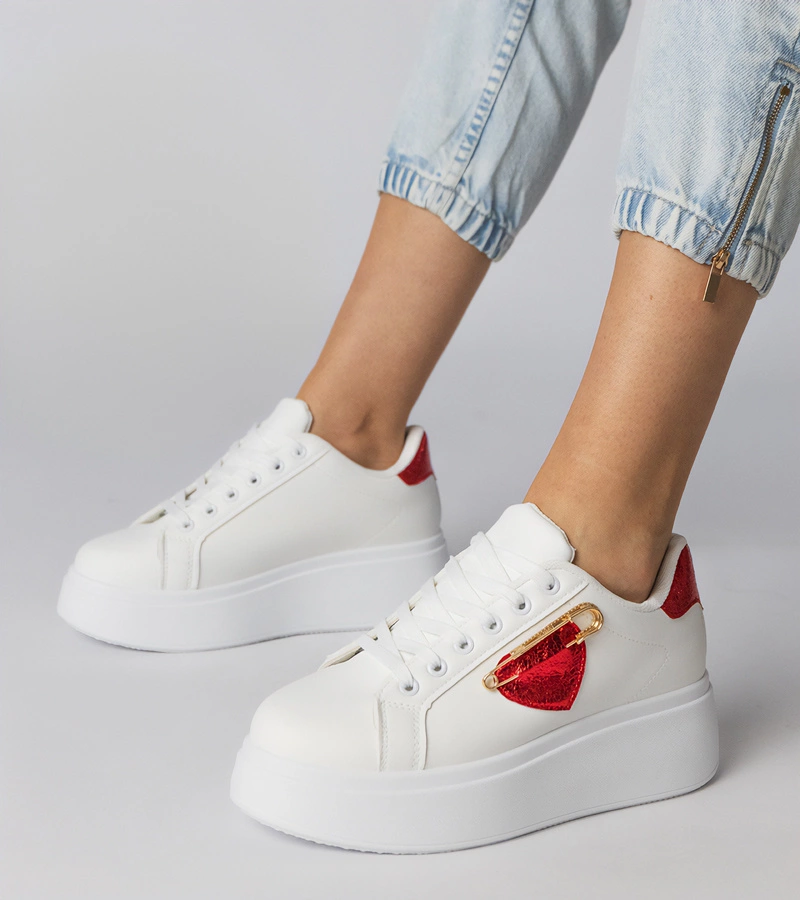 Fehér tornacipők piros szívvel Lerisol