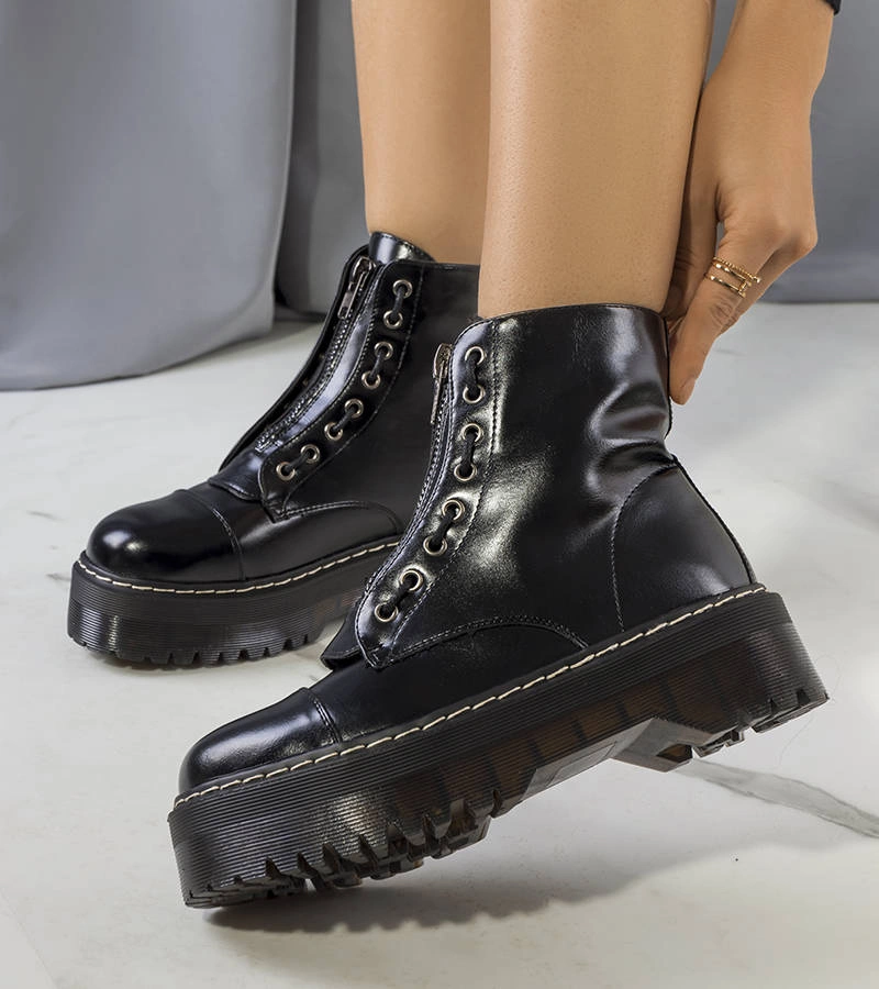 Fekete platformos bokacsizma Kenti