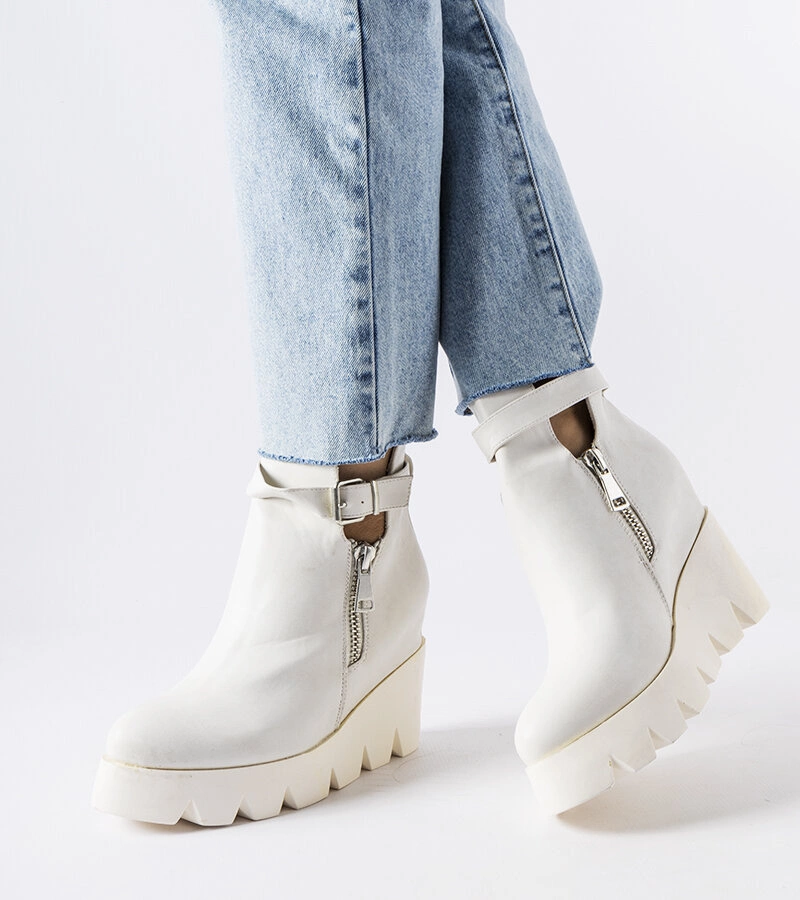 Fehér sarokkal rendelkező Sherri bokacsizma