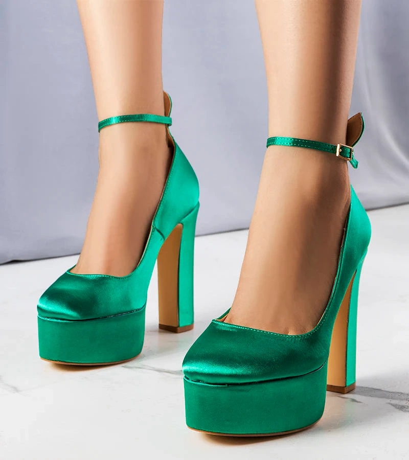 Zöld magas sarkú lila cipők